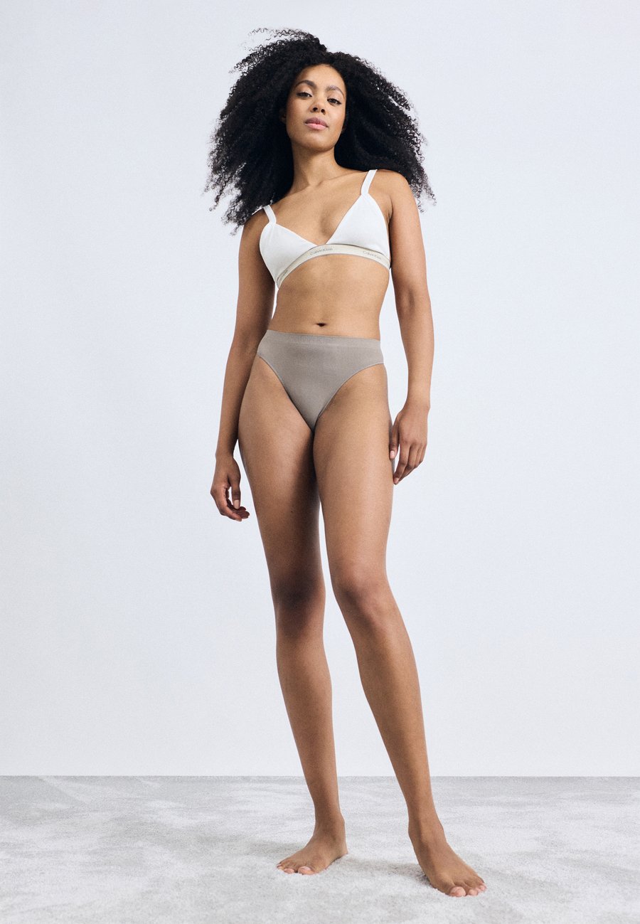 Трусы Calvin Klein Underwear THONG 3 PACK, Black/Mink/Beet Red/Black
Трусы Calvin Klein Underwear THONG 3 PACK, Black/Mink/Beet Red/Black