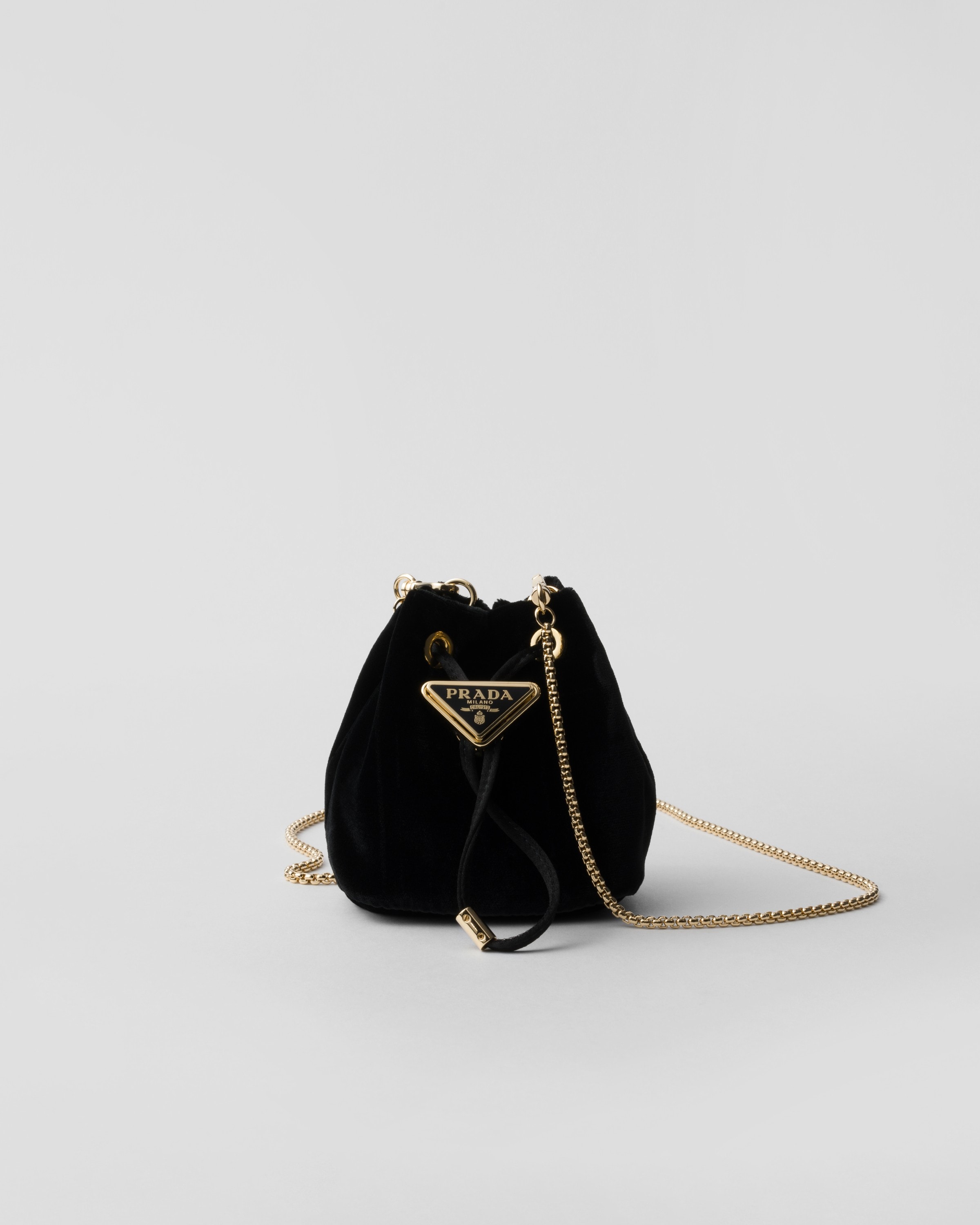 Бархатный мини-мешочек Prada, черный
Бархатный мини-мешочек Prada, черный