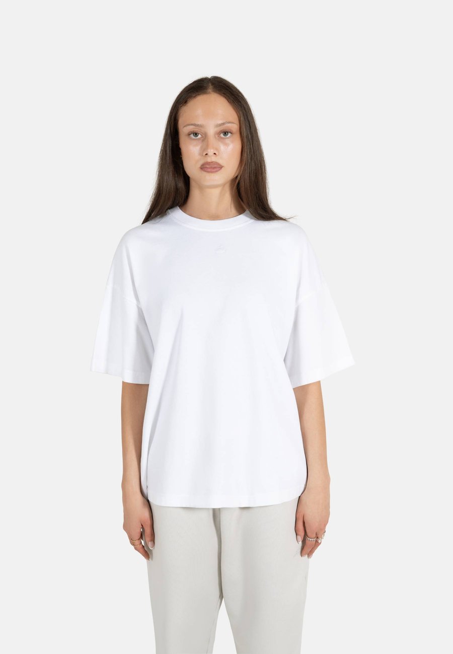 Футболка The Tracksuit Club UNISEX, White, Белый, Футболка The Tracksuit Club UNISEX, White
Футболка The Tracksuit Club UNISEX, White, Белый, Футболка The Tracksuit Club UNISEX, White