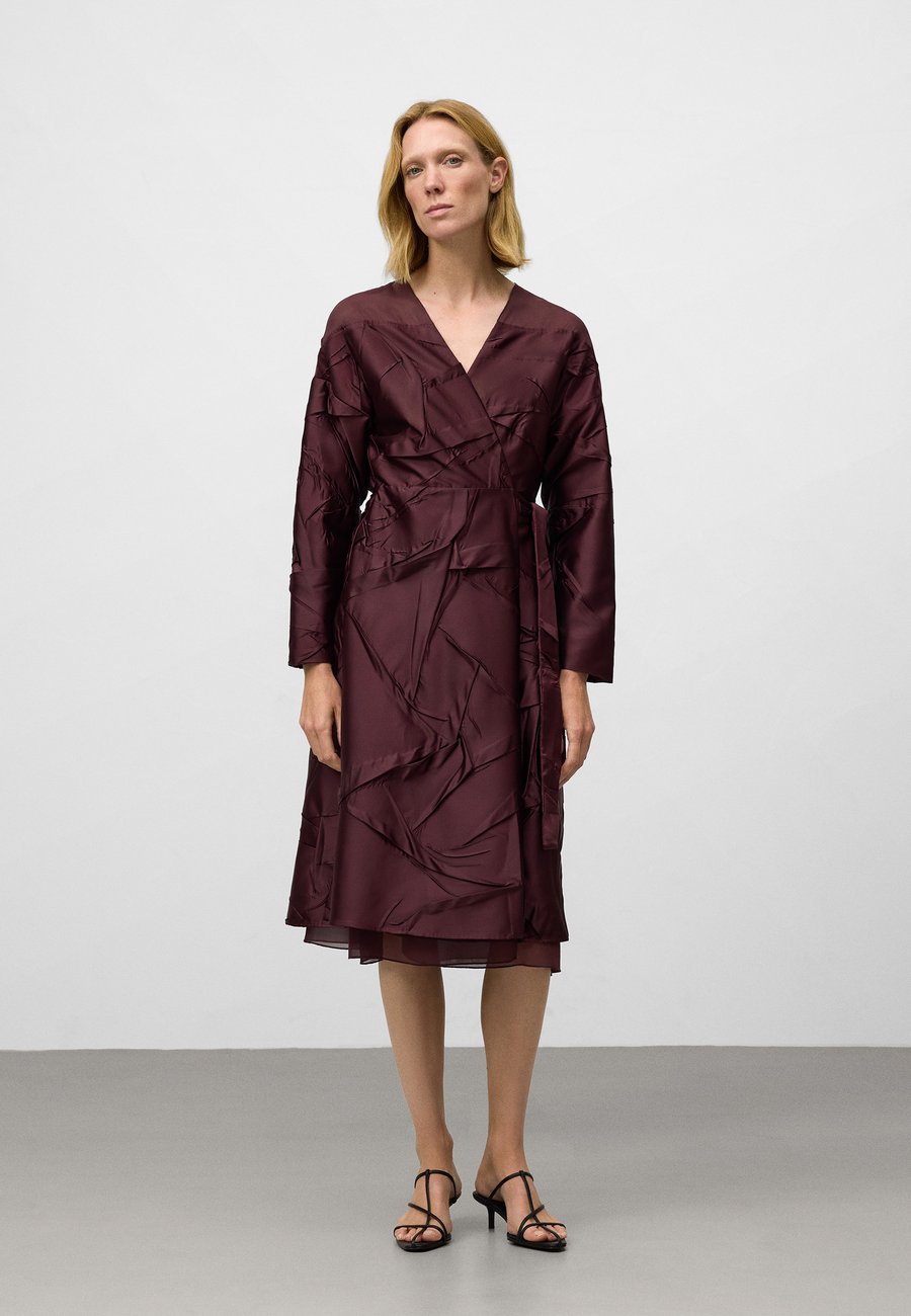 Платье ADOLFO DOMINGUEZ Day dress, Aubergine/Bordeaux
Платье ADOLFO DOMINGUEZ Day dress, Aubergine/Bordeaux