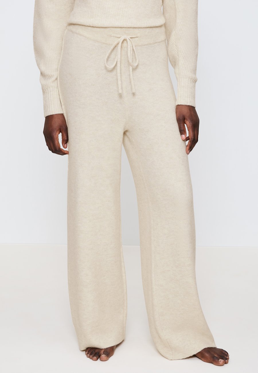 Пижамные брюки Triumph AMOURETTE COZY, Cream Miscellaneous/Off-White
Пижамные брюки Triumph AMOURETTE COZY, Cream Miscellaneous/Off-White