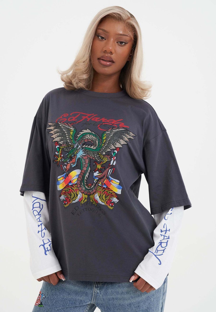 Топ Ed Hardy FLYING DRAGON DOUBLE SLEEVE, Charcoal/Dark Grey
Топ Ed Hardy FLYING DRAGON DOUBLE SLEEVE, Charcoal/Dark Grey