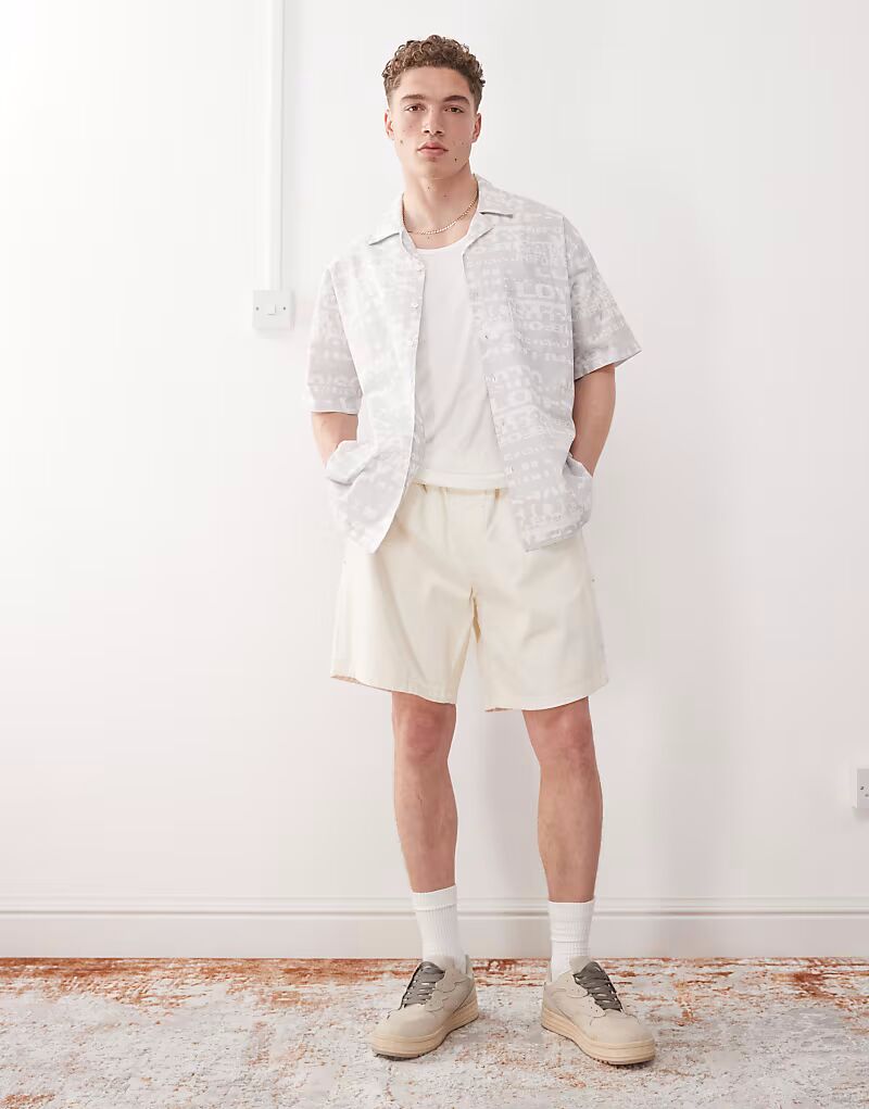 Короткие джинсовые шорты Obey easy carpenter в неотбеленном выцветшем вау-вау
Короткие джинсовые шорты Obey easy carpenter в неотбеленном выцветшем вау-вау