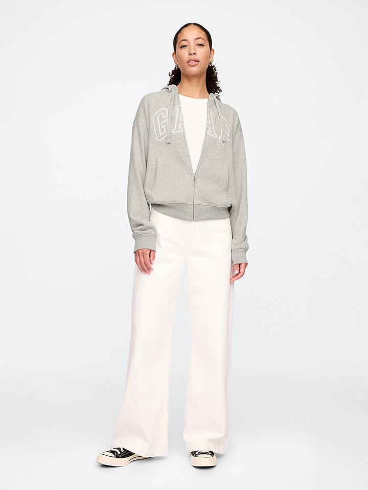 Серая толстовка GAP
Серая толстовка GAP