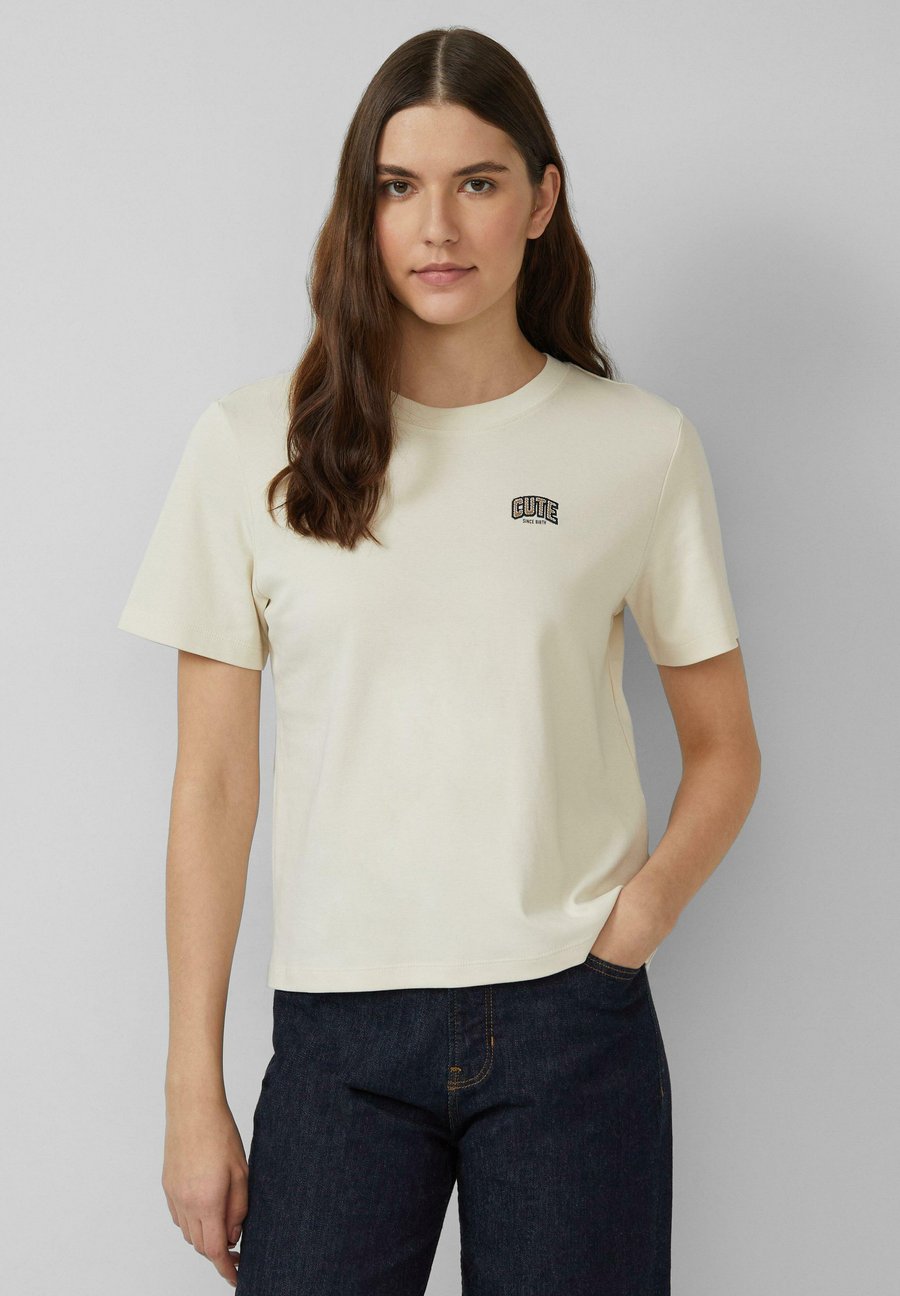 Футболка s.Oliver AUS INTERLOCK MIT KLEINEM PATCH, Champagner/Beige, Хаки, Футболка s.Oliver AUS INTERLOCK MIT KLEINEM PATCH, Champagner/Beige
Футболка s.Oliver AUS INTERLOCK MIT KLEINEM PATCH, Champagner/Beige, Хаки, Футболка s.Oliver AUS INTERLOCK MIT KLEINEM PATCH, Champagner/Beige