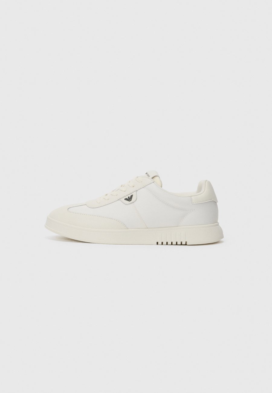 Кроссовки Emporio Armani OYSTER, Off White/Off-White
Кроссовки Emporio Armani OYSTER, Off White/Off-White