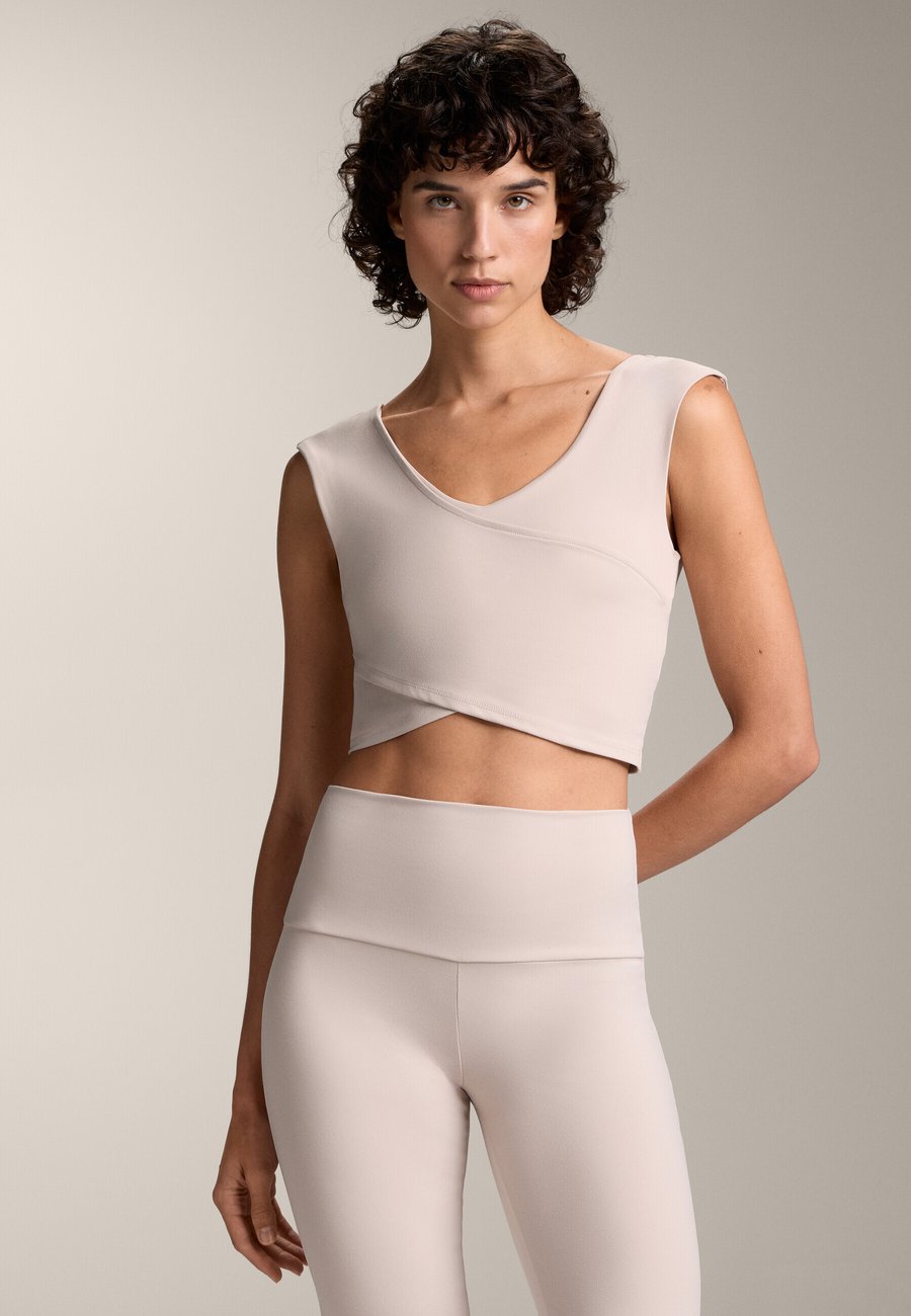 Топ OYSHO COMFORTLUX CROSSOVER, Sand
Топ OYSHO COMFORTLUX CROSSOVER, Sand