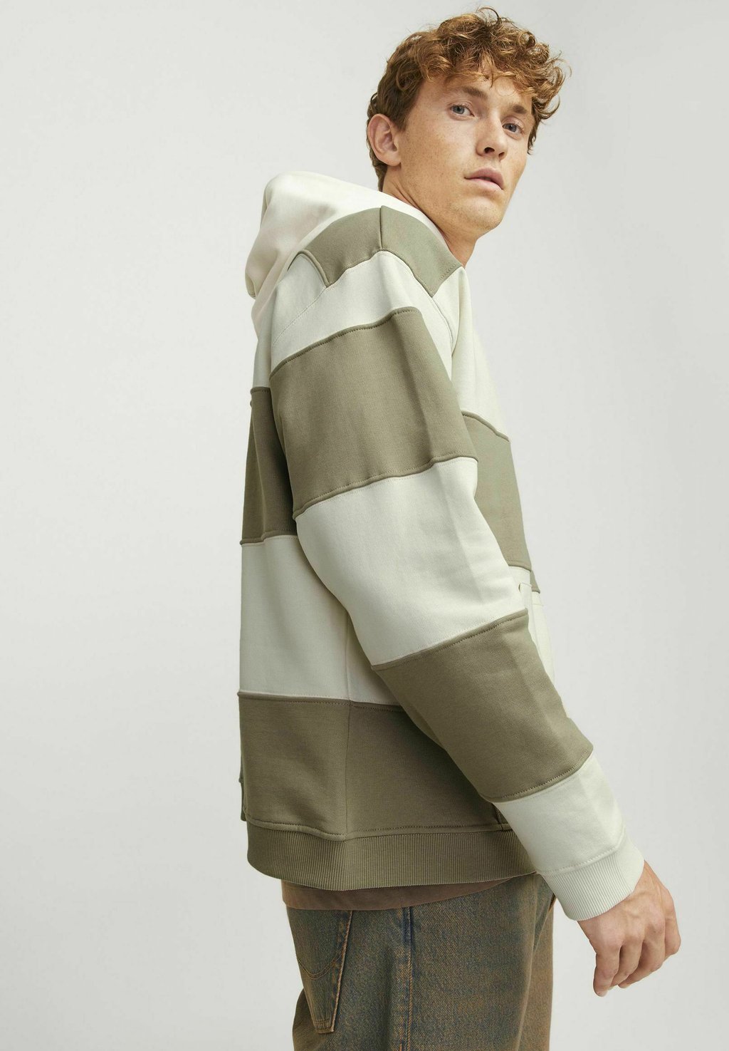 Толстовка с капюшоном GESTREIFT Jack & Jones, оливковый
Толстовка с капюшоном GESTREIFT Jack & Jones, оливковый