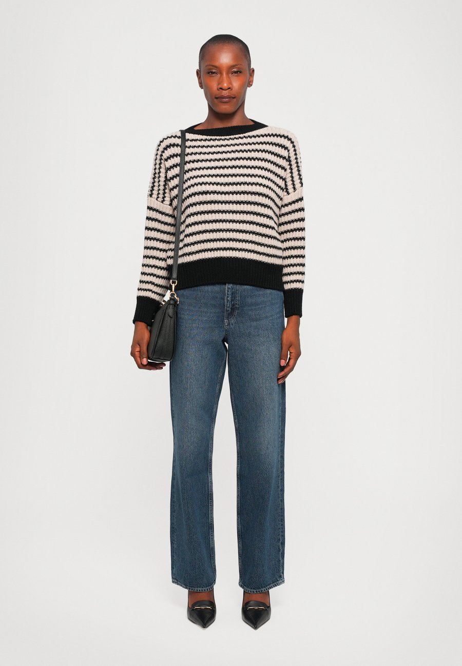 Сумка кросс-боди MICHAEL Michael Kors JET SET POCHETTE, Black
Сумка кросс-боди MICHAEL Michael Kors JET SET POCHETTE, Black