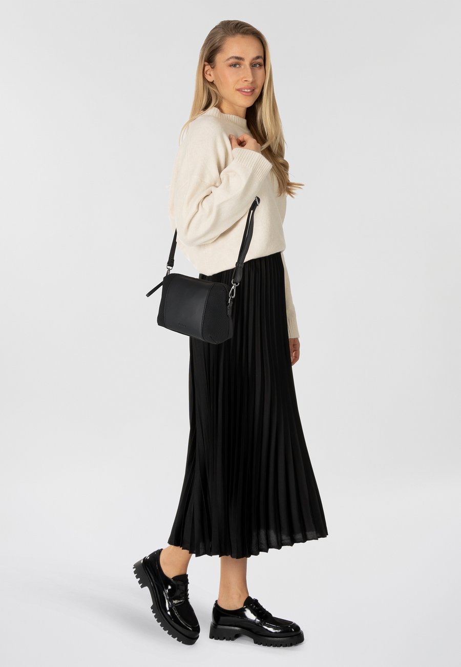 Сумка кросс-боди Gabor Cross body bag, Black
Сумка кросс-боди Gabor Cross body bag, Black