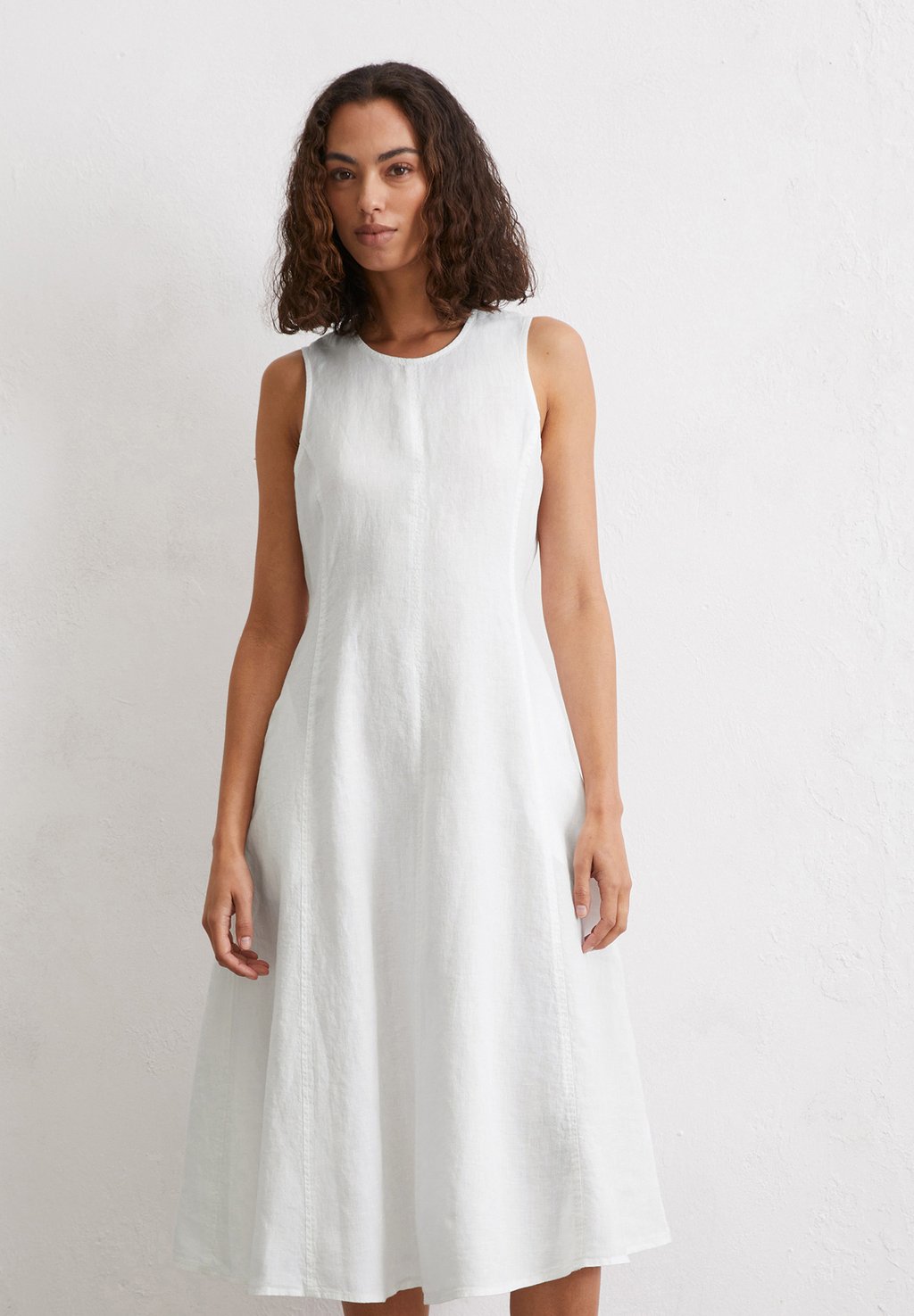 Повседневное платье DRESS FEMININE SHAPE MIDI LENGTH CUTLINES Marc O'Polo, White
Повседневное платье DRESS FEMININE SHAPE MIDI LENGTH CUTLINES Marc O'Polo, White