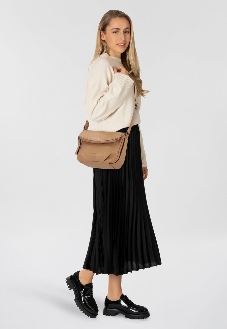 Сумка кросс-боди Gabor UMHÄNGE, Camel
Сумка кросс-боди Gabor UMHÄNGE, Camel