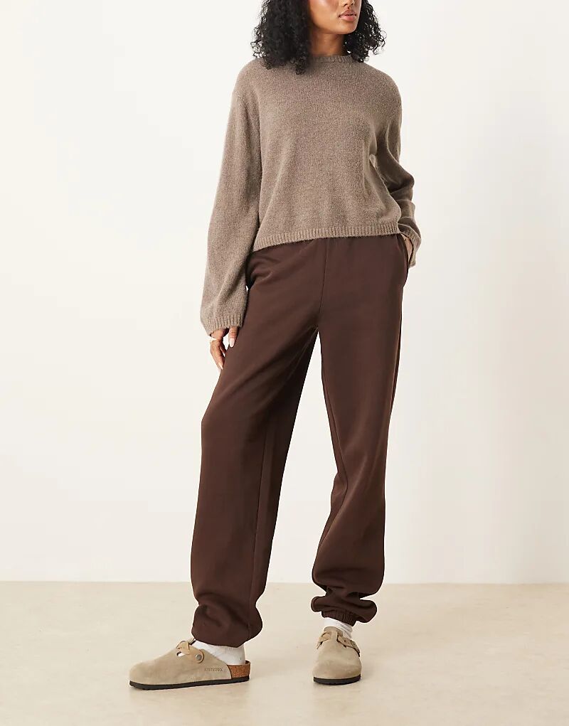 Высокие джоггеры с манжетами и защипом от запястья ASOS DESIGN шоколадного цвета
Высокие джоггеры с манжетами и защипом от запястья ASOS DESIGN шоколадного цвета