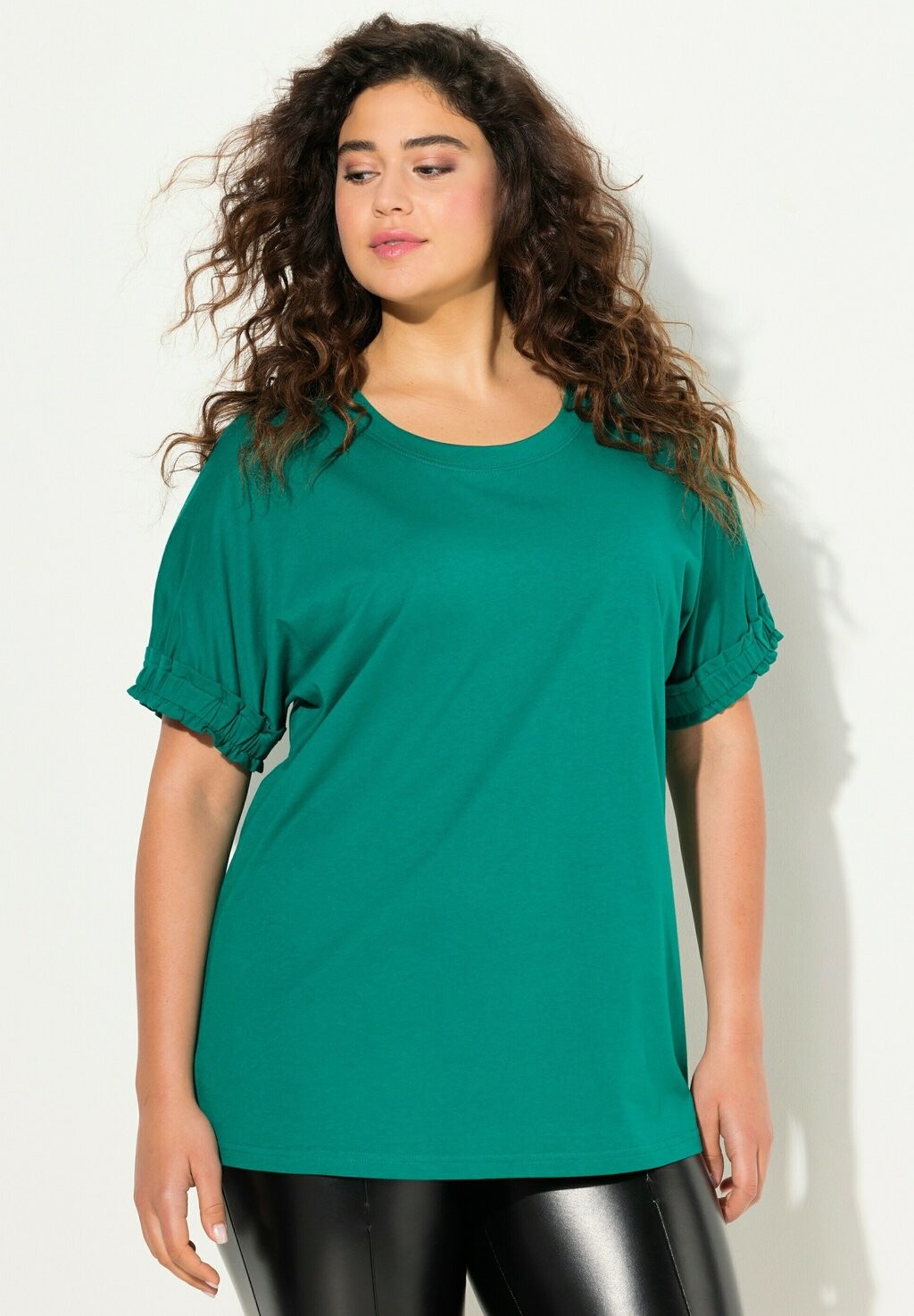 Базовая футболка RUFFLED SHORT SLEEVE Ulla Popken, зеленый
Базовая футболка RUFFLED SHORT SLEEVE Ulla Popken, зеленый