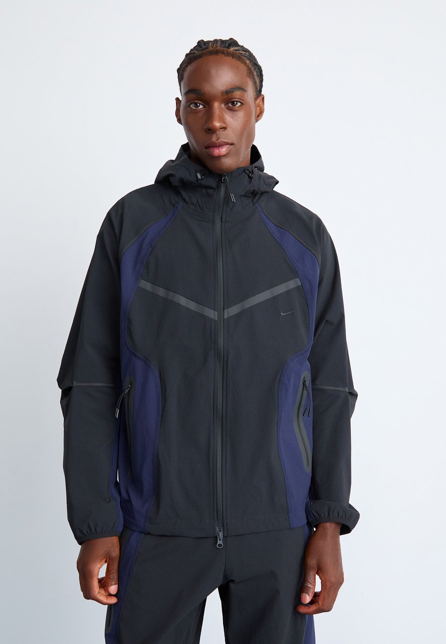 Куртка Nike Sportswear TECH PRO JACKET, Black/Obsidian/Black
Куртка Nike Sportswear TECH PRO JACKET, Black/Obsidian/Black