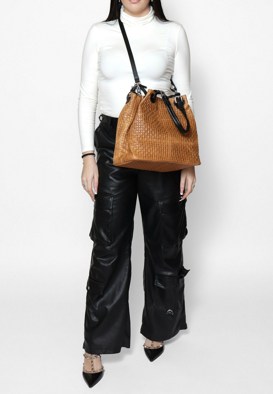 Сумка Chiara Ferretti Handbag, Cuoio Chiaro/Light Brown
Сумка Chiara Ferretti Handbag, Cuoio Chiaro/Light Brown