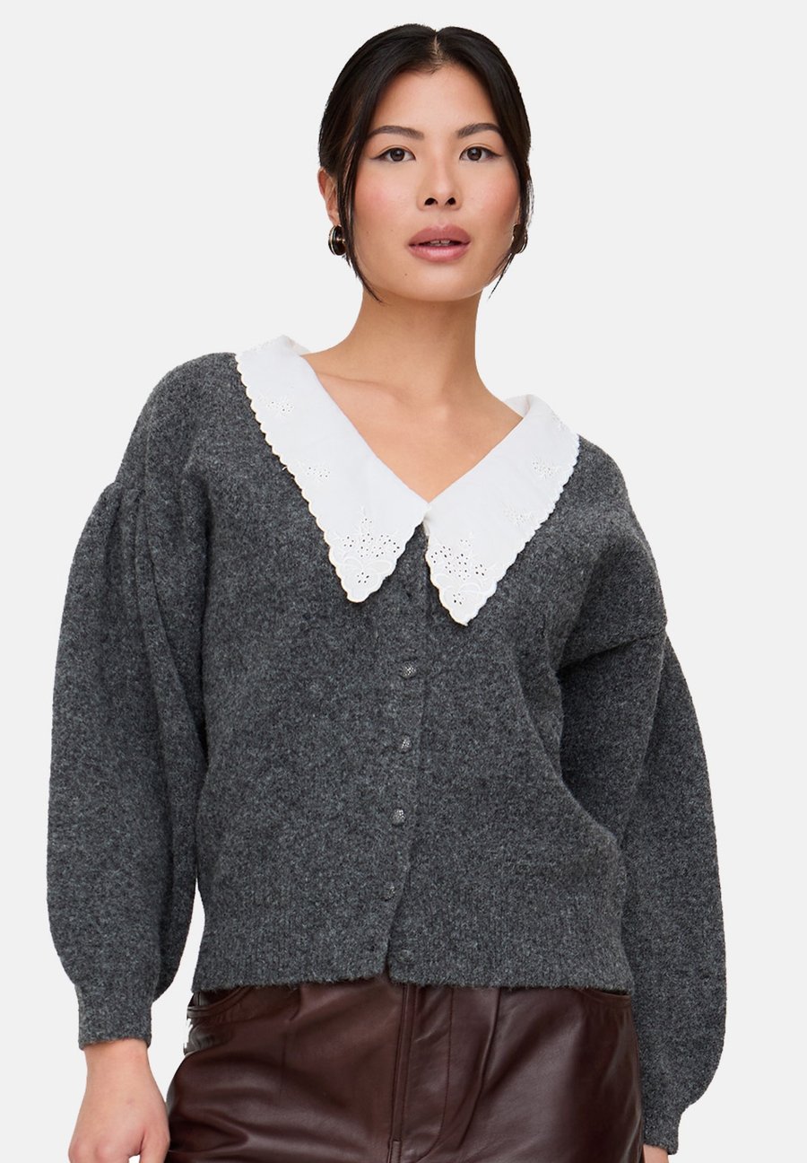 Кардиган Lily & Lionel SUZZANNA EMBROIDERED COLLAR, Charcoal Grey/Dark Grey
Кардиган Lily & Lionel SUZZANNA EMBROIDERED COLLAR, Charcoal Grey/Dark Grey