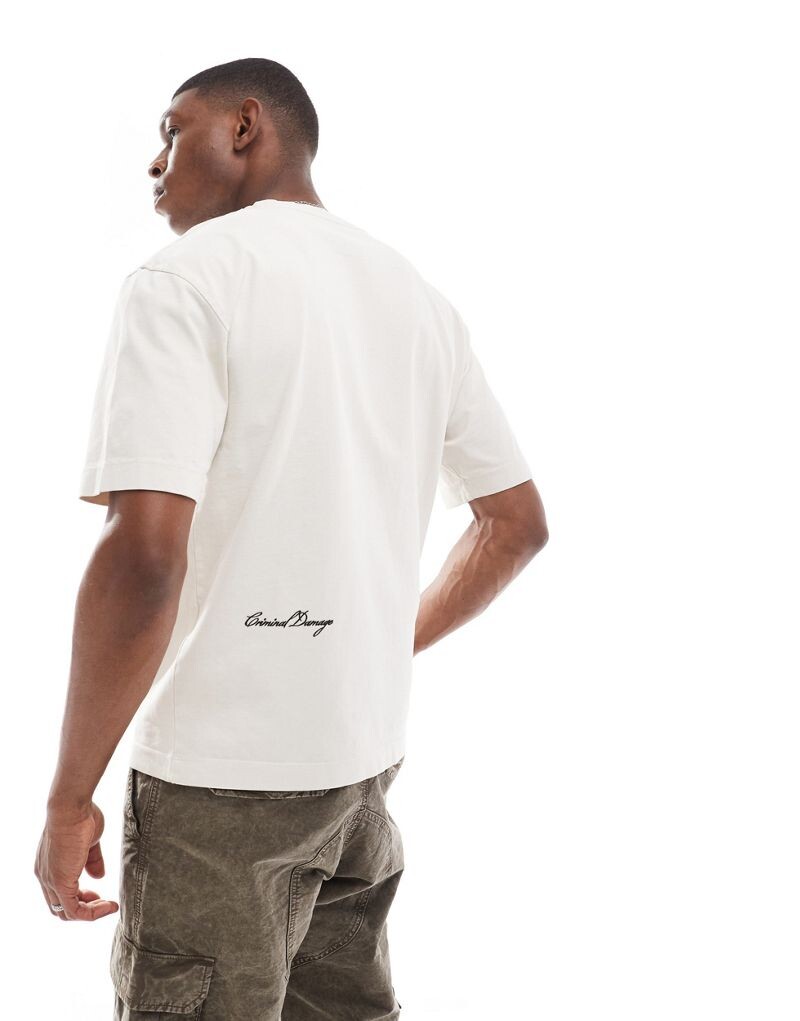 Белая футболка свободного кроя с принтом «Criminal Damage»
Белая футболка свободного кроя с принтом «Criminal Damage»