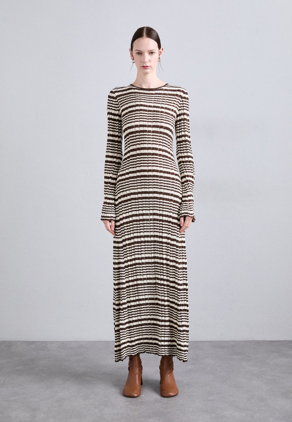 Платье-джемпер DRESS - Maxi dress Holzweiler, коричневый
Платье-джемпер DRESS - Maxi dress Holzweiler, коричневый