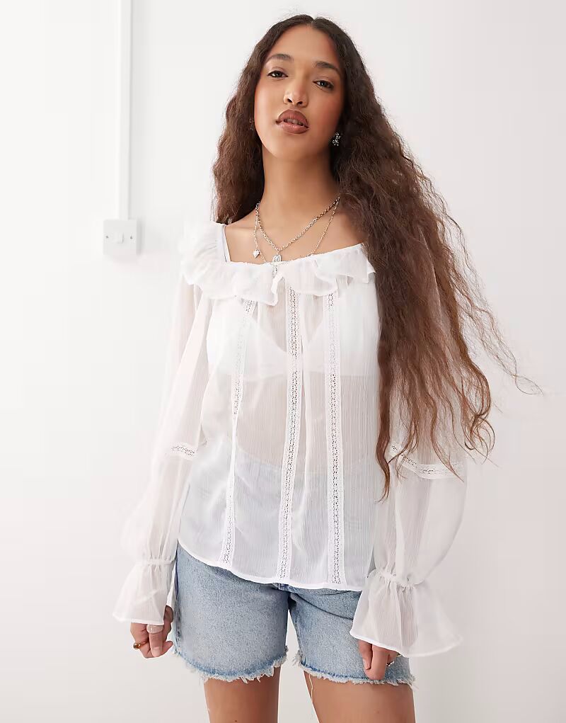 Reclaimed Vintage прозрачный топ с квадратным вырезом, оборками и кружевной отделкой белого цвета
Reclaimed Vintage прозрачный топ с квадратным вырезом, оборками и кружевной отделкой белого цвета