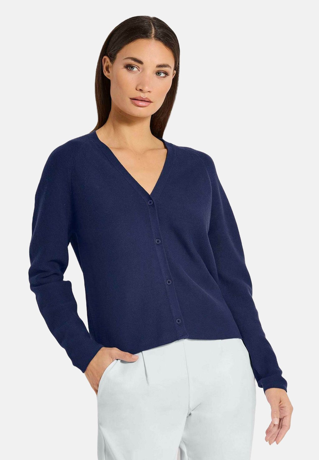Кардиган MIT V-AUSSCHNITT MADELEINE, темно-синий
Кардиган MIT V-AUSSCHNITT MADELEINE, темно-синий