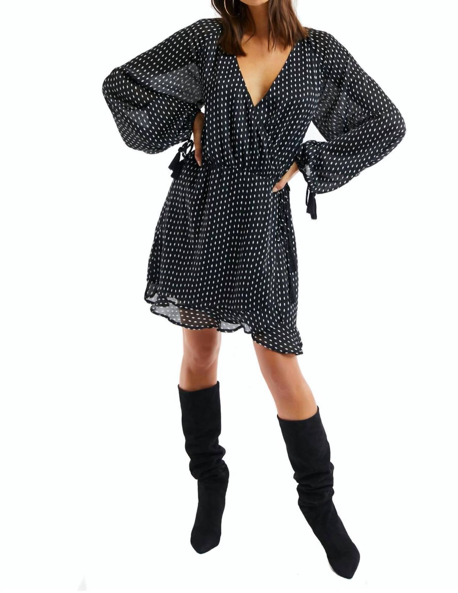 Платье-халат в горошек с рисунком в черном и белом цвете ALLISON NEW YORK
Платье-халат в горошек с рисунком в черном и белом цвете ALLISON NEW YORK