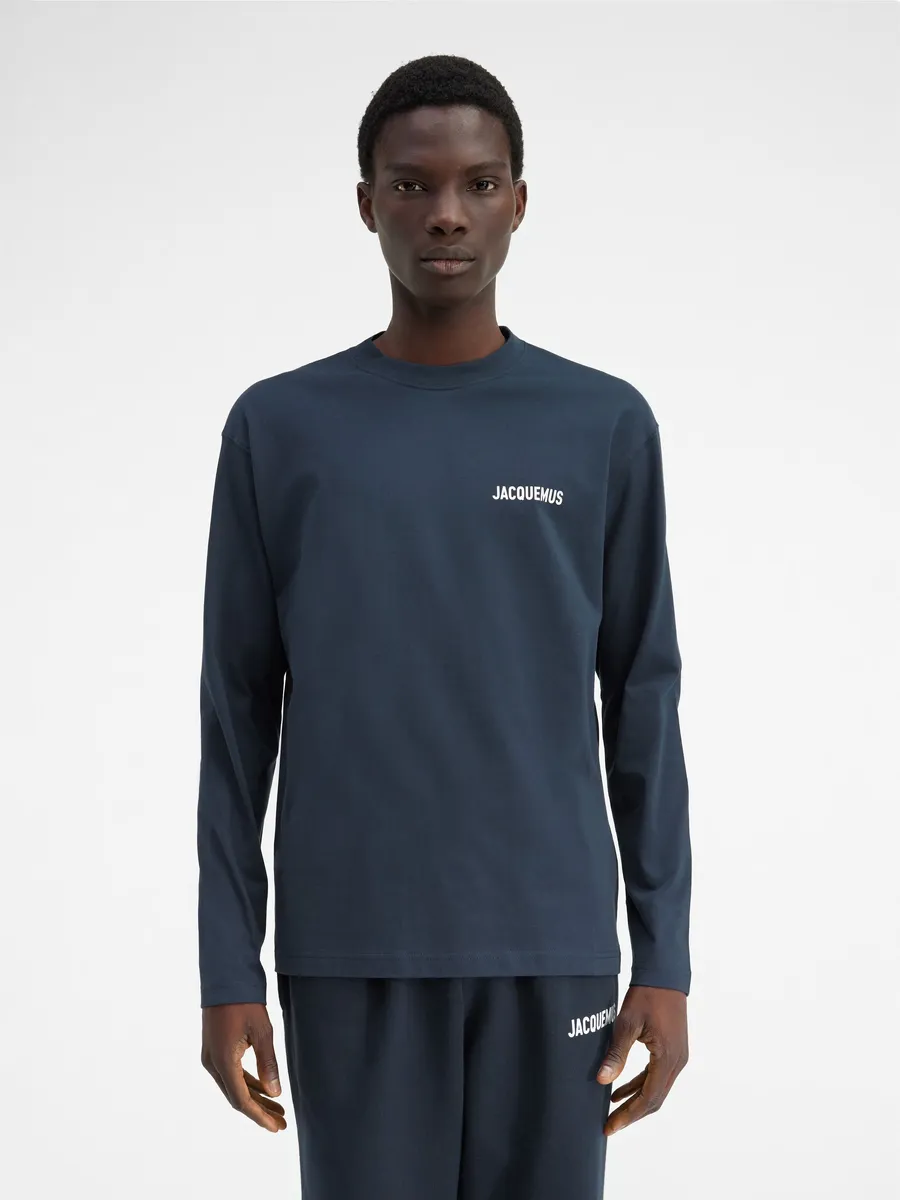 Футболка с длинным рукавом и принтом логотипа Le Manches Longues Jacquemus, темно-синий
Футболка с длинным рукавом и принтом логотипа Le Manches Longues Jacquemus, темно-синий