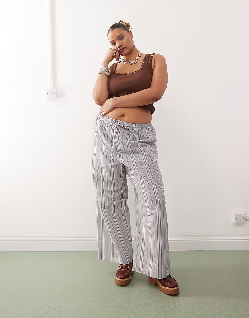 COLLUSION Plus полосатые тканые брюки с карманами-карго в многоцветном исполнении - МУЛЬТИ
COLLUSION Plus полосатые тканые брюки с карманами-карго в многоцветном исполнении - МУЛЬТИ