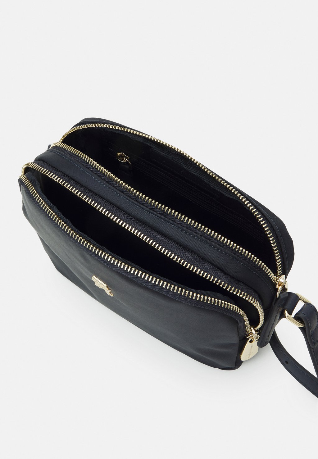 Сумка через плечо POPPY CROSSOVER Tommy Hilfiger, темно-синий
Сумка через плечо POPPY CROSSOVER Tommy Hilfiger, темно-синий