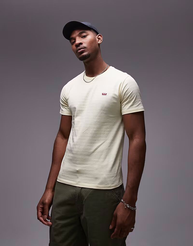 Футболка Levi's Original с логотипом в виде крыла летучей мыши и полосками в желтом цвете
Футболка Levi's Original с логотипом в виде крыла летучей мыши и полосками в желтом цвете