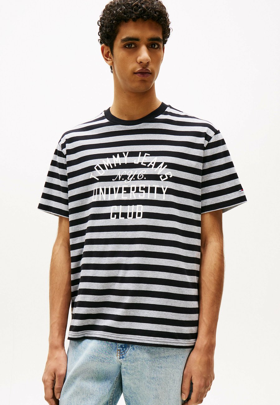Футболка Tommy Jeans GRAPHIC STRIPE, Grey Htr Black Stripe/Black, Черный, Футболка Tommy Jeans GRAPHIC STRIPE, Grey Htr Black Stripe/Black
Футболка Tommy Jeans GRAPHIC STRIPE, Grey Htr Black Stripe/Black, Черный, Футболка Tommy Jeans GRAPHIC STRIPE, Grey Htr Black Stripe/Black