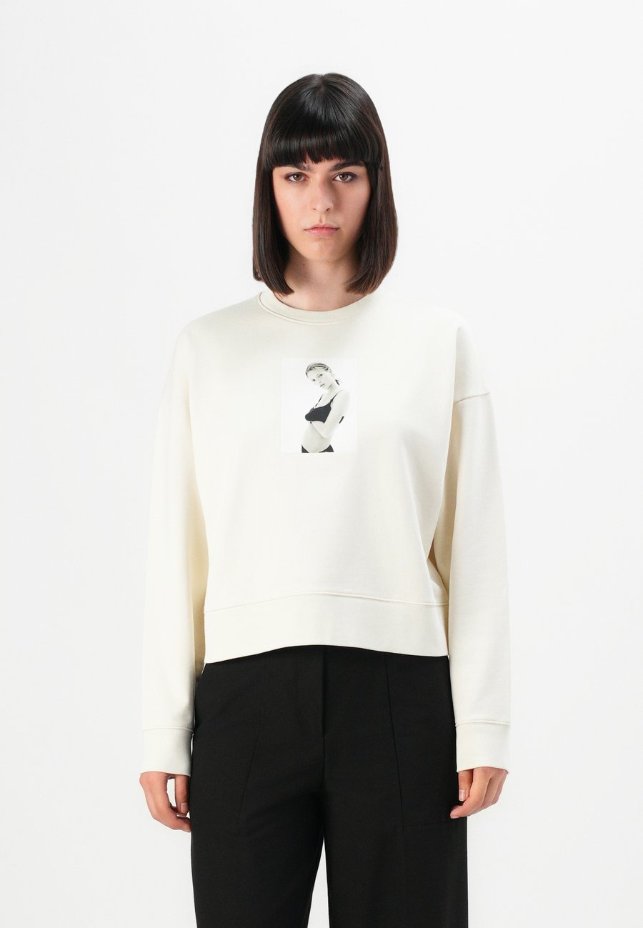 Толстовка Calvin Klein CLASSIC KATE , Baby'S Breath/Off-White, Белый, Толстовка Calvin Klein CLASSIC KATE , Baby'S Breath/Off-White
Толстовка Calvin Klein CLASSIC KATE , Baby'S Breath/Off-White, Белый, Толстовка Calvin Klein CLASSIC KATE , Baby'S Breath/Off-White