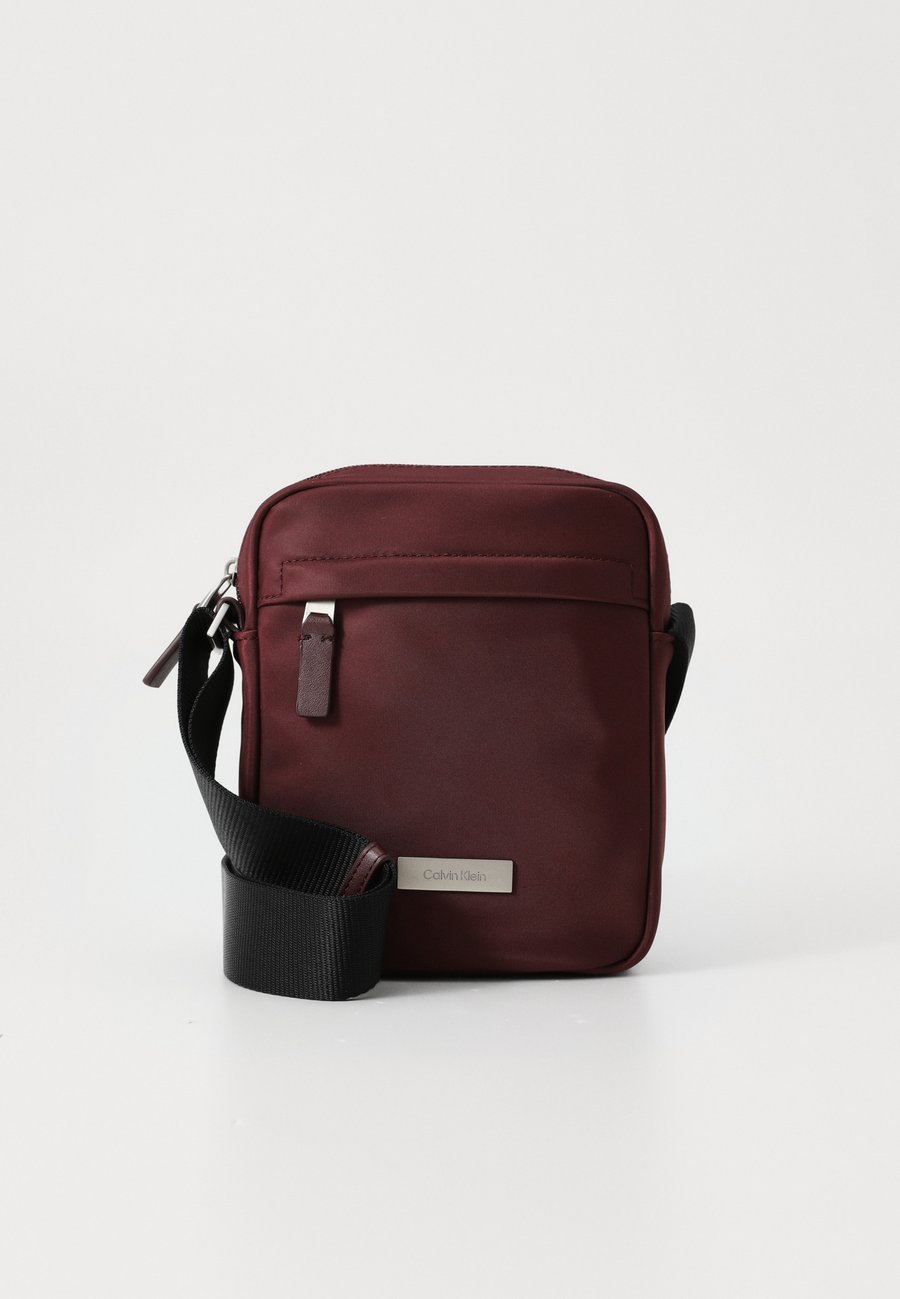 Сумка кросс-боди Calvin Klein MICRO PEBBLE, Decadent Chocolate/Brown
Сумка кросс-боди Calvin Klein MICRO PEBBLE, Decadent Chocolate/Brown