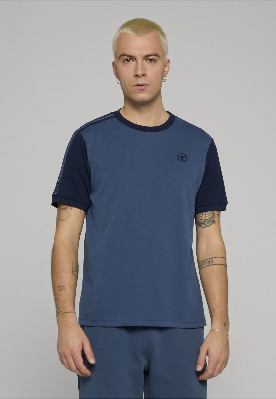 Футболка Sergio Tacchini CESENA, Vintage Indigo Navy/Dark Blue, Синий, Футболка Sergio Tacchini CESENA, Vintage Indigo Navy/Dark Blue
Футболка Sergio Tacchini CESENA, Vintage Indigo Navy/Dark Blue, Синий, Футболка Sergio Tacchini CESENA, Vintage Indigo Navy/Dark Blue