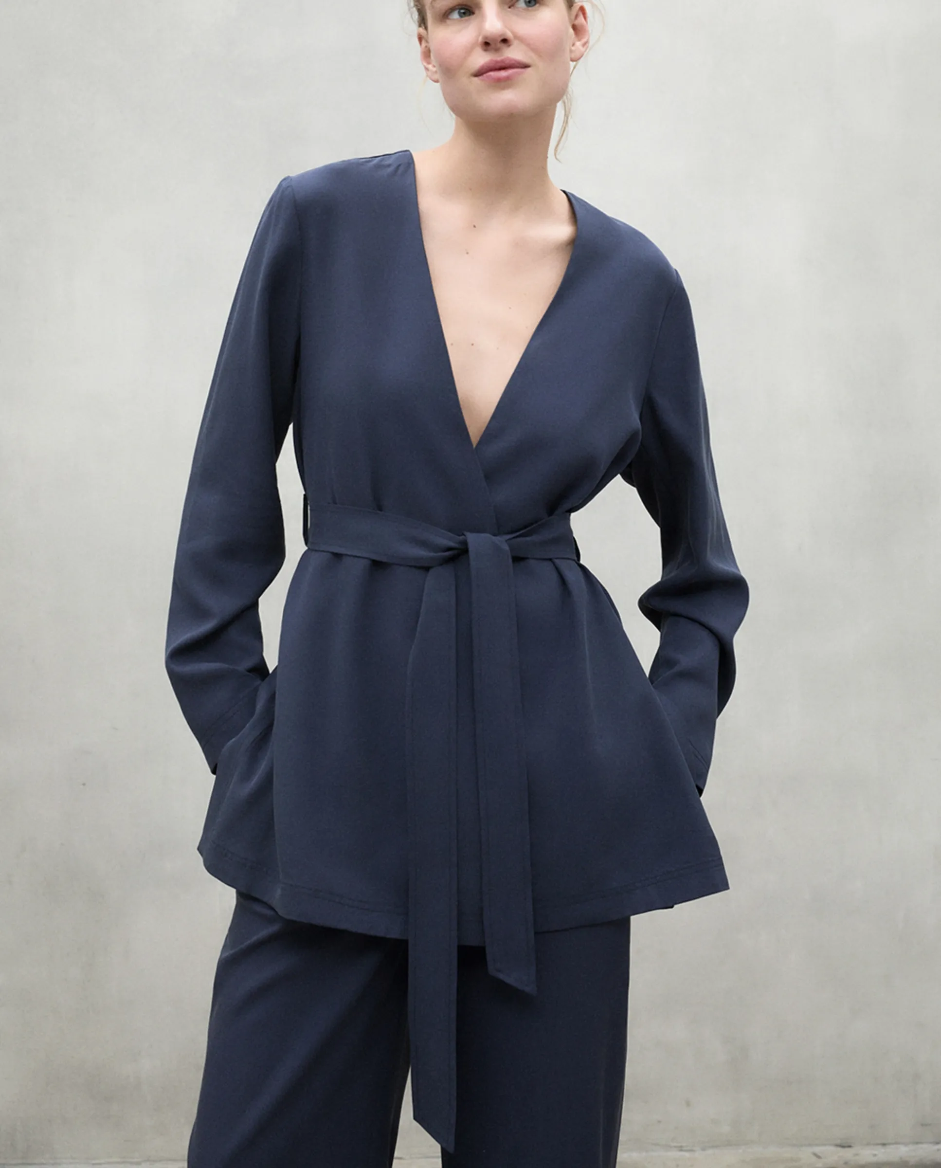 Женская легкая куртка расслабленного кроя Ecoalf, темно-синий
Женская легкая куртка расслабленного кроя Ecoalf, темно-синий