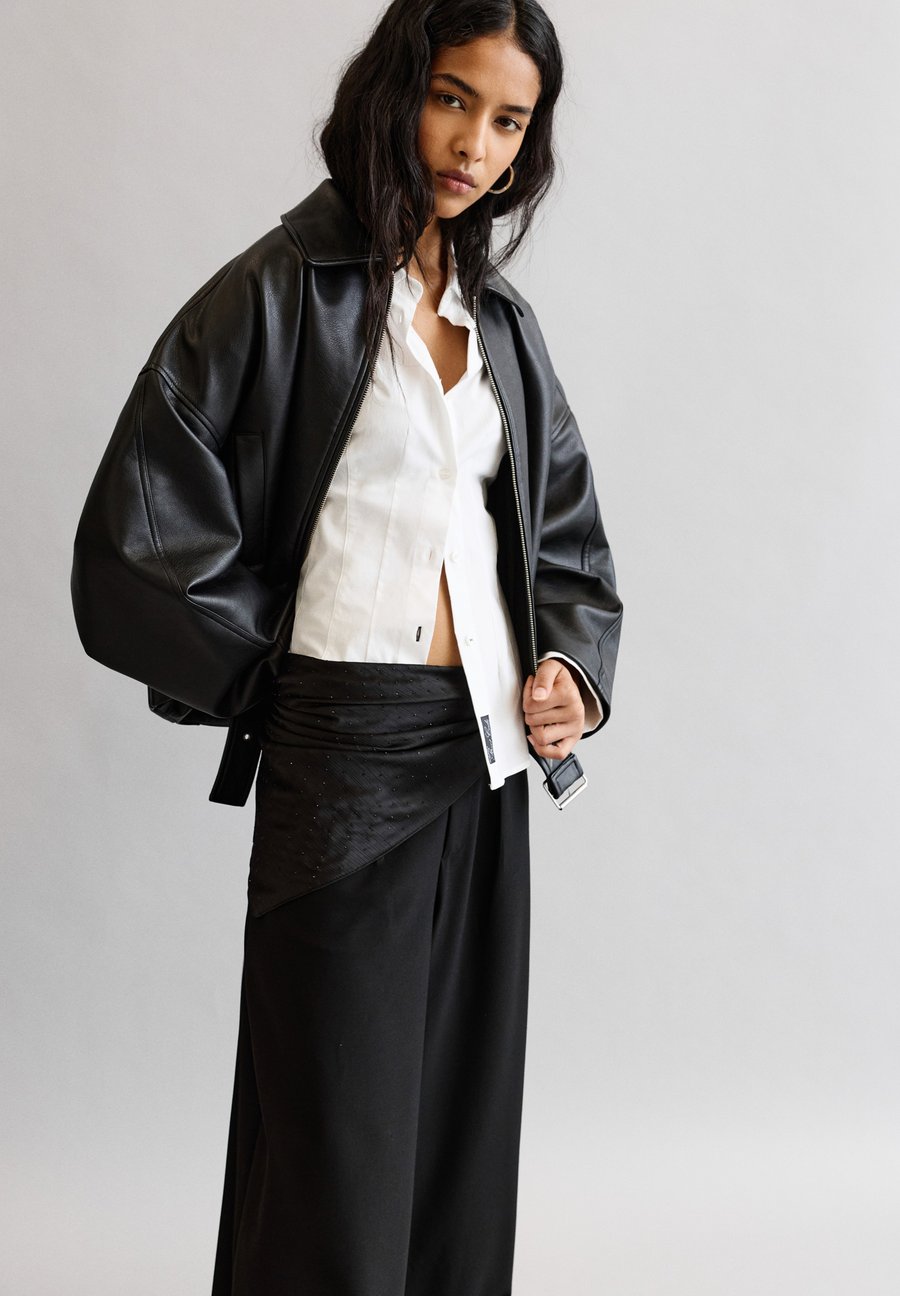 Шарф PULL&BEAR Foulard, Black
Шарф PULL&BEAR Foulard, Black