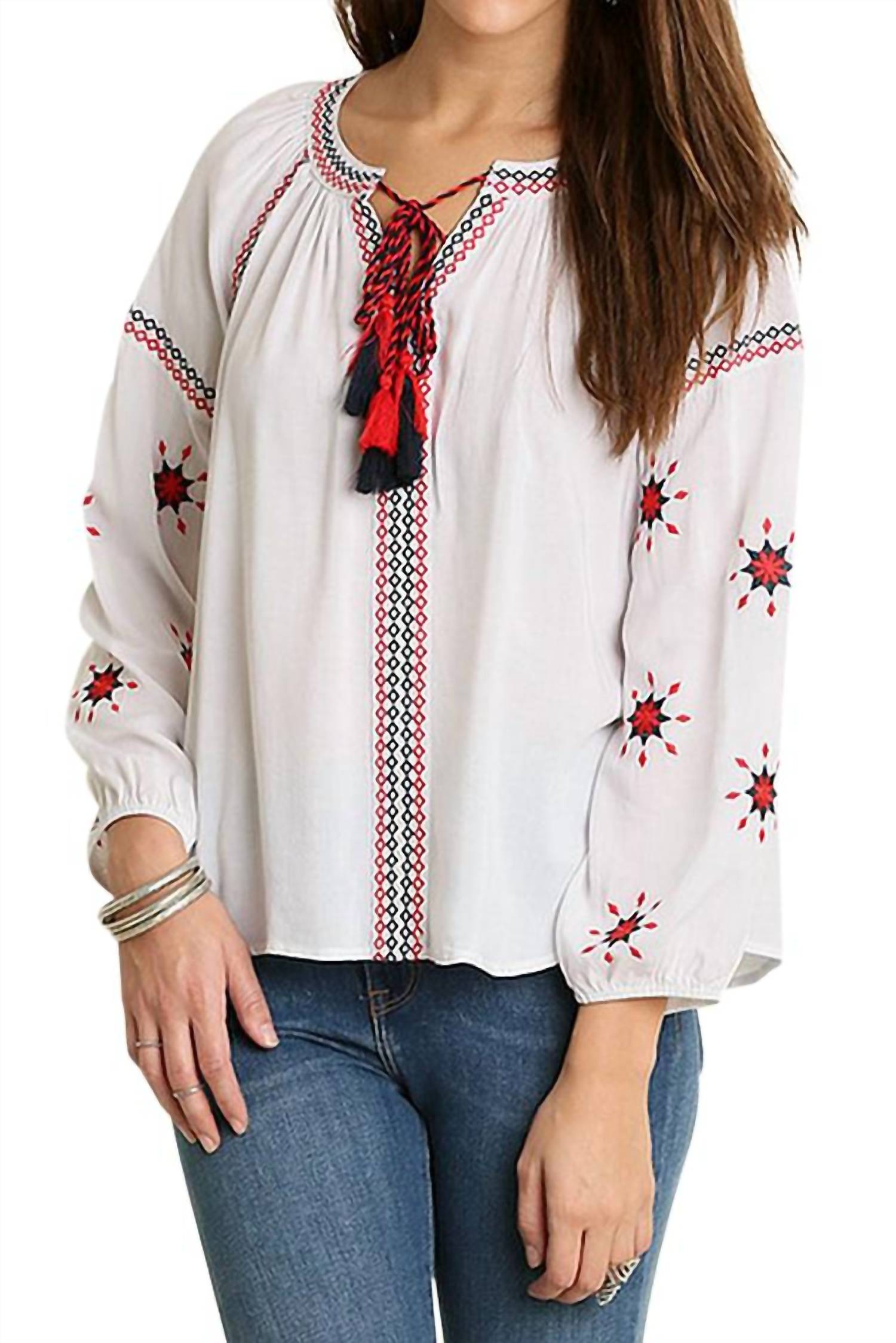 Белая блузка с вышивкой и кисточками на завязках Umgee
Белая блузка с вышивкой и кисточками на завязках Umgee