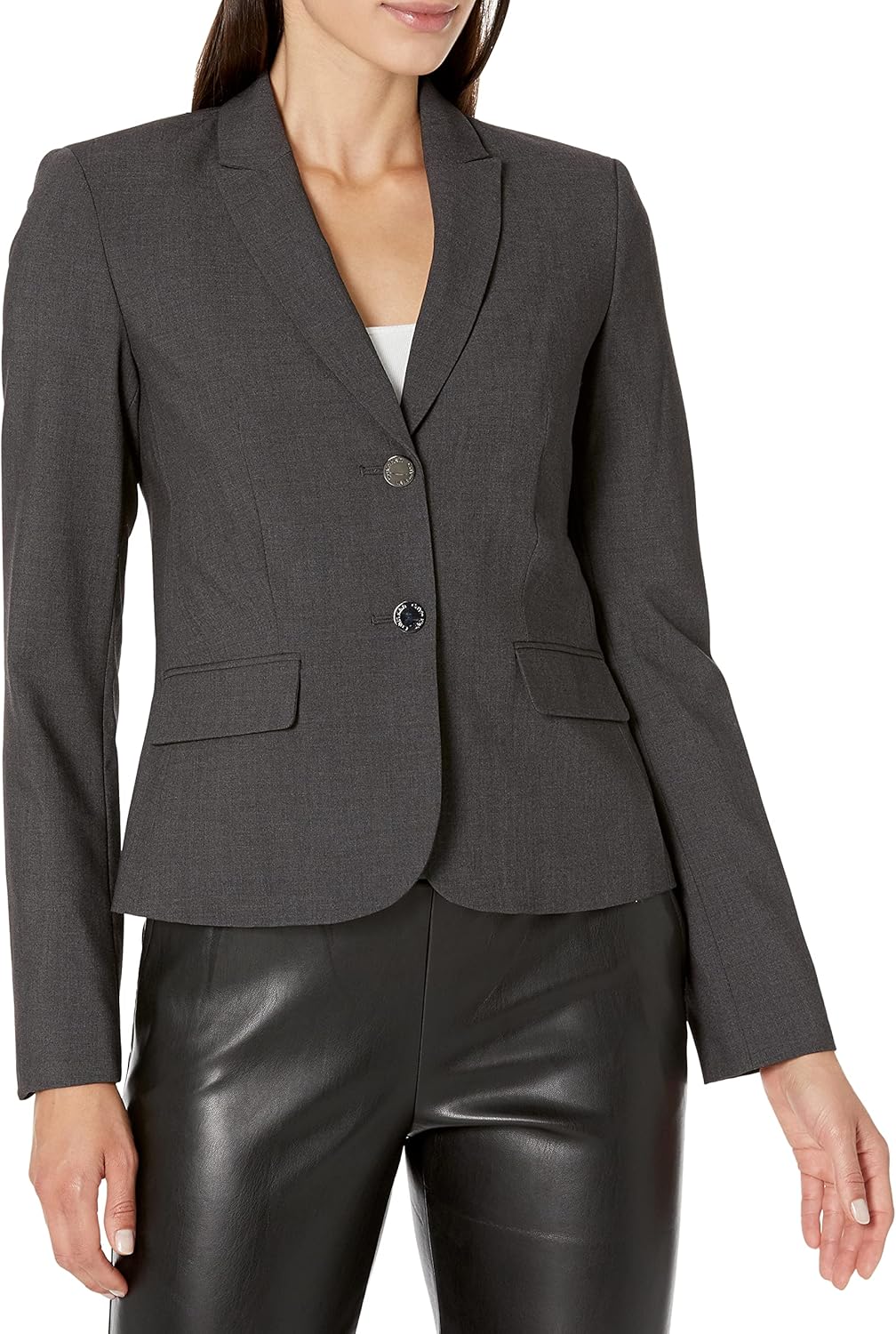 Женский блейзер Calvin Klein Lux на двух пуговицах (Petite, Standard и Plus), Charcoal
Женский блейзер Calvin Klein Lux на двух пуговицах (Petite, Standard и Plus), Charcoal