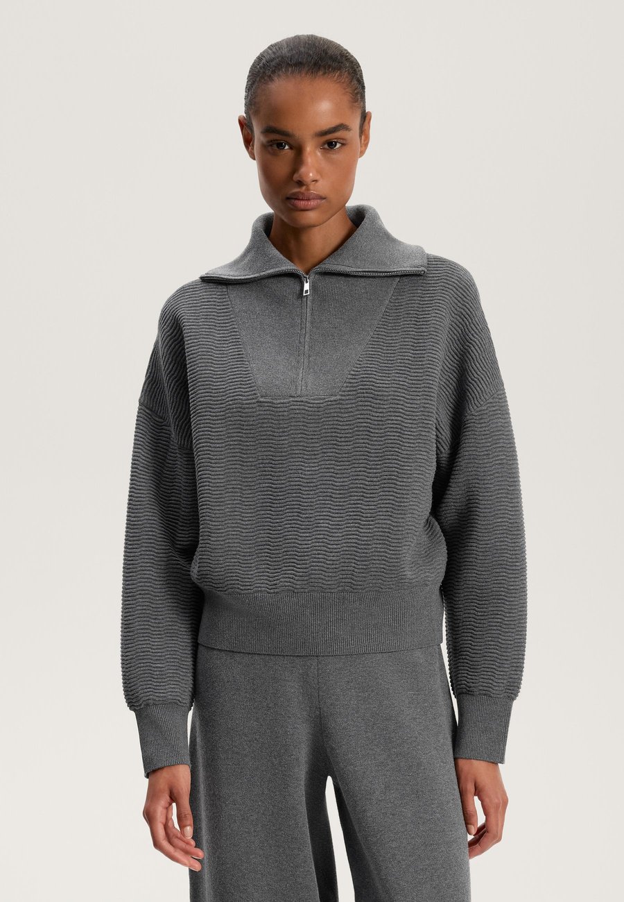 Джемпер OYSHO TEXTURED HALF-ZIP KNIT, Dark Grey
Джемпер OYSHO TEXTURED HALF-ZIP KNIT, Dark Grey