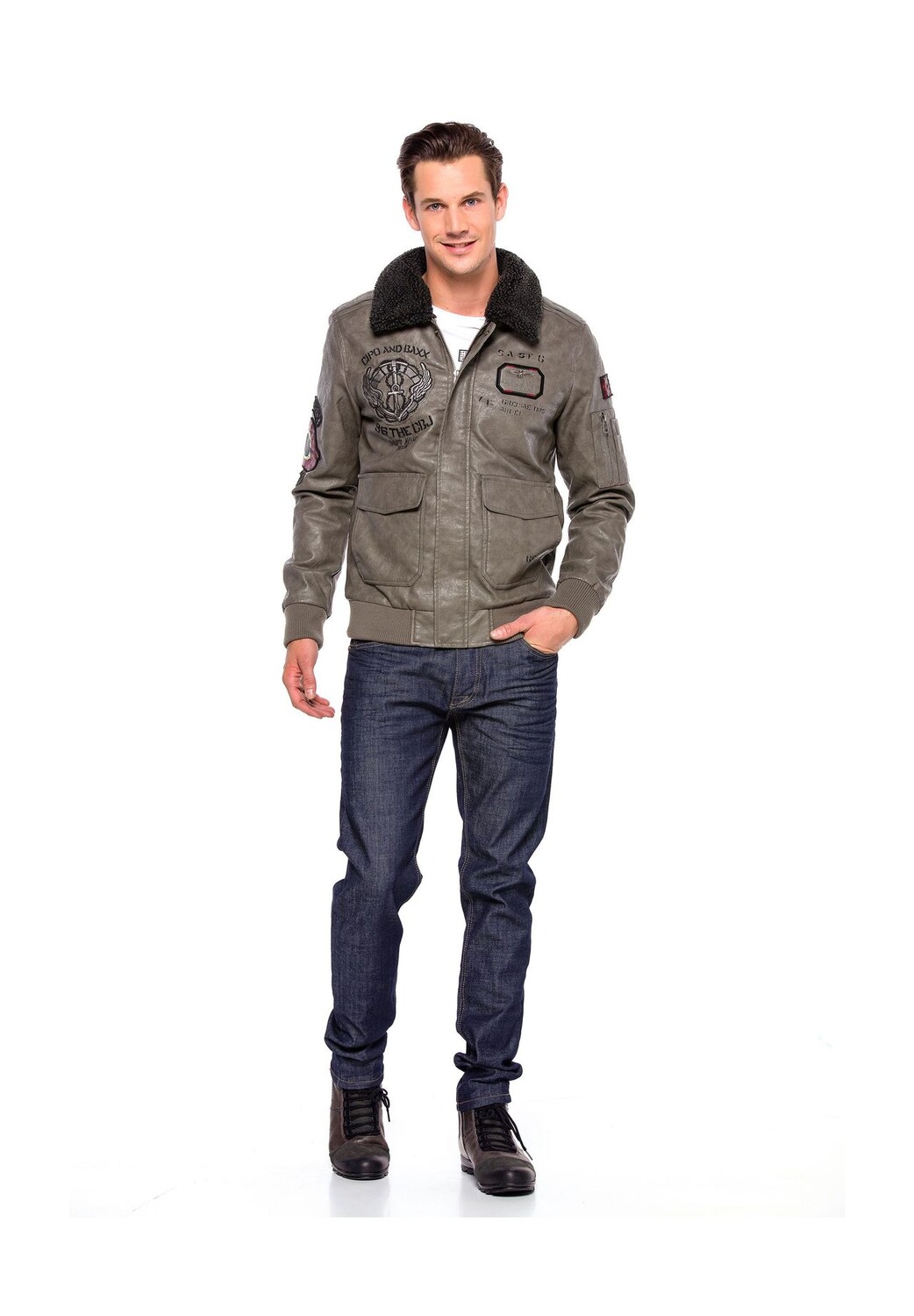 Бомбер с меховым воротником и нашивкой CIPO & BAXX, бежевый
Бомбер с меховым воротником и нашивкой CIPO & BAXX, бежевый