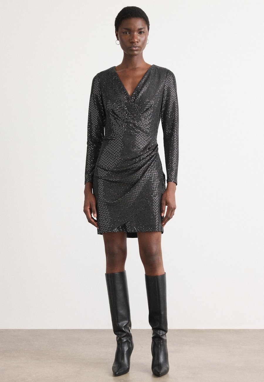 Платье DKNY SURPLICE TOP WITH RUCHED MINI SKIRT, Black/Silver-Coloured/Black
Платье DKNY SURPLICE TOP WITH RUCHED MINI SKIRT, Black/Silver-Coloured/Black