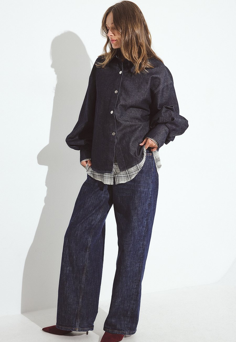 Блуза NA-KD WIDE SLEEVE , Rinse Wash/Blue-Black Denim
Блуза NA-KD WIDE SLEEVE , Rinse Wash/Blue-Black Denim