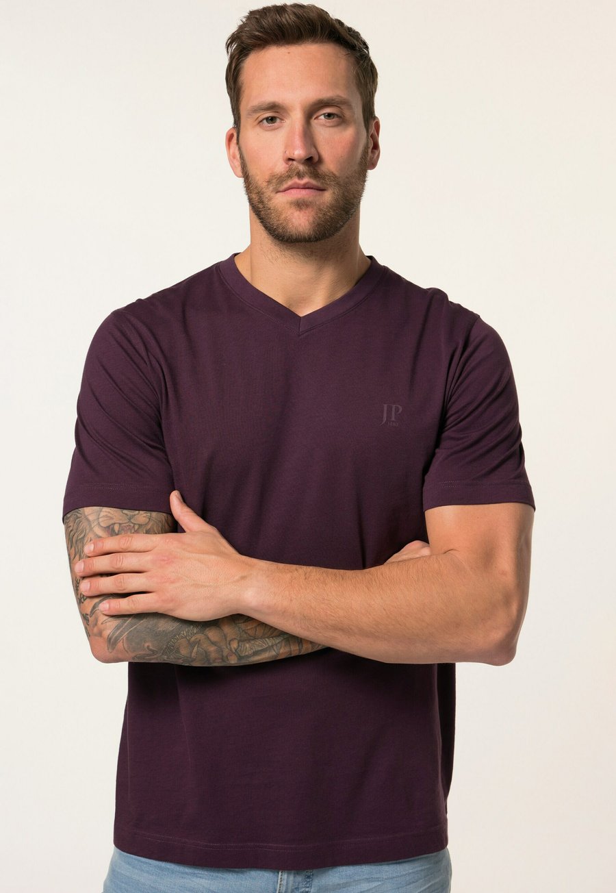 Футболка JP1880 T-SHIRT 2ER PACK V-AUSSCHNIT HALBARM , Aubergine/Purple, Фиолетовый, Футболка JP1880 T-SHIRT 2ER PACK V-AUSSCHNIT HALBARM , Aubergine/Purple
Футболка JP1880 T-SHIRT 2ER PACK V-AUSSCHNIT HALBARM , Aubergine/Purple, Фиолетовый, Футболка JP1880 T-SHIRT 2ER PACK V-AUSSCHNIT HALBARM , Aubergine/Purple