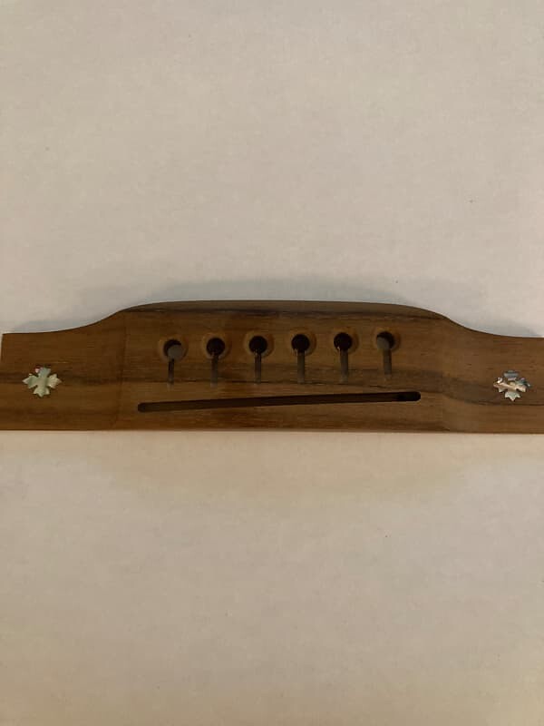 Мост для акустической гитары Martin Rosewood, инкрустация Abalone 2020 года с бриллиантами Rosewood acoustic guitar bridge
Мост для акустической гитары Martin Rosewood, инкрустация Abalone 2020 года с бриллиантами Rosewood acoustic guitar bridge