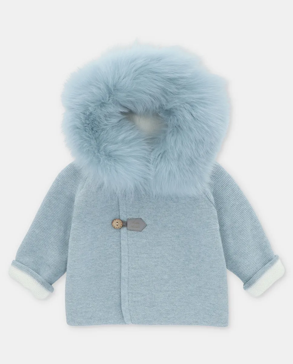 Вязаное детское пальто с капюшоном и натуральным мехом голубовато-серого цвета Martín Aranda
Вязаное детское пальто с капюшоном и натуральным мехом голубовато-серого цвета Martín Aranda