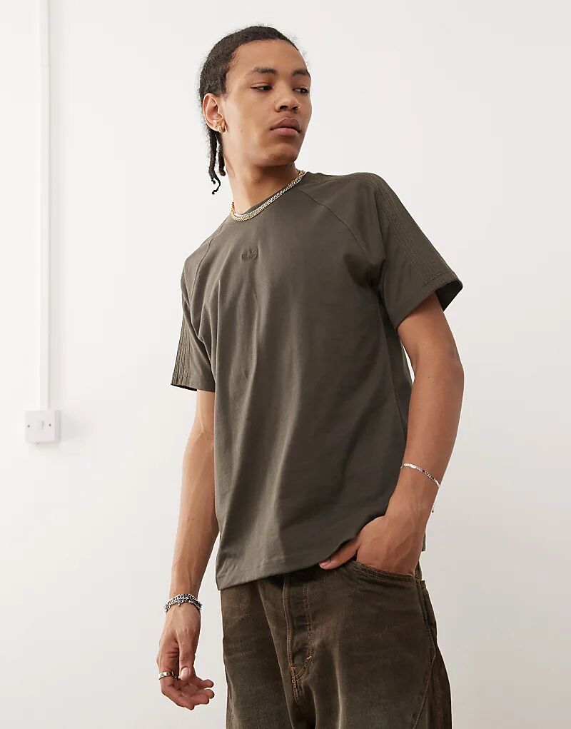 adidas Originals – Premium Essentials – Футболка цвета хаки 
adidas Originals – Premium Essentials – Футболка цвета хаки