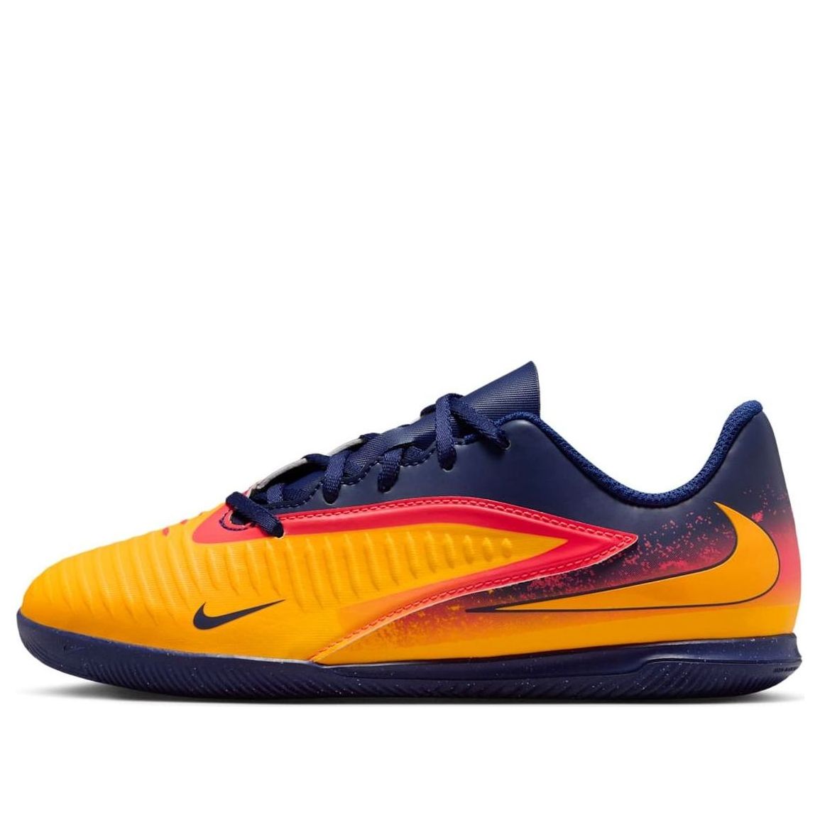 Кроссовки (GS) Nike JR. Phantom 6 Low Club IC 'Erling Haaland'
Кроссовки (GS) Nike JR. Phantom 6 Low Club IC 'Erling Haaland'