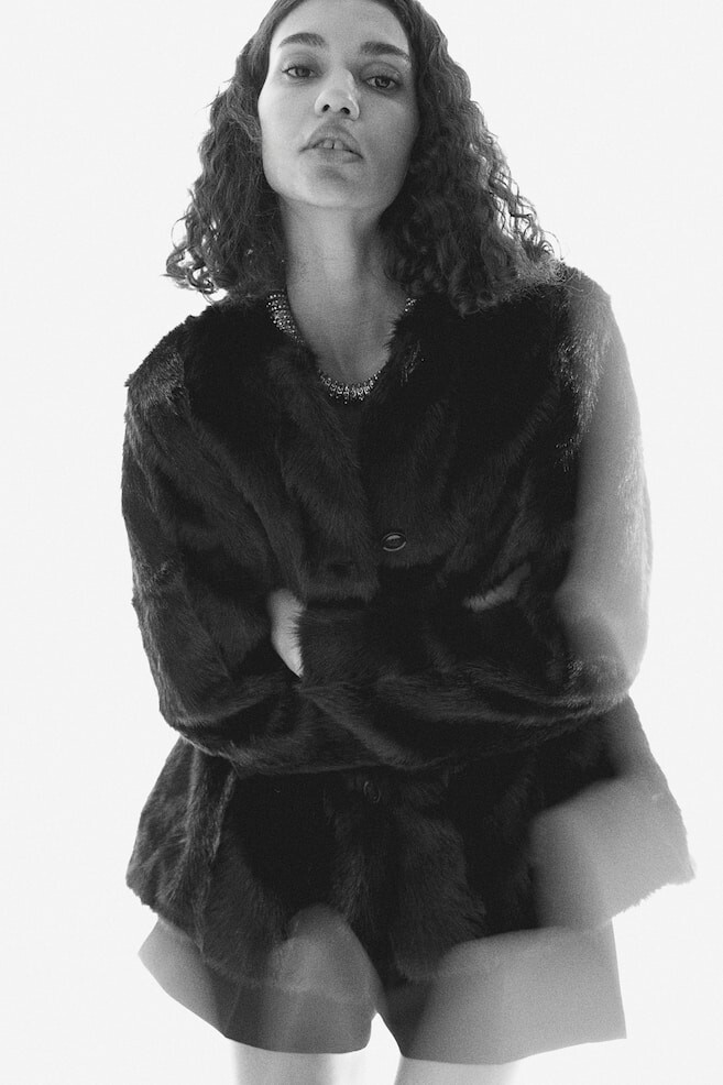 Пушистая куртка H&M, черный
Пушистая куртка H&M, черный