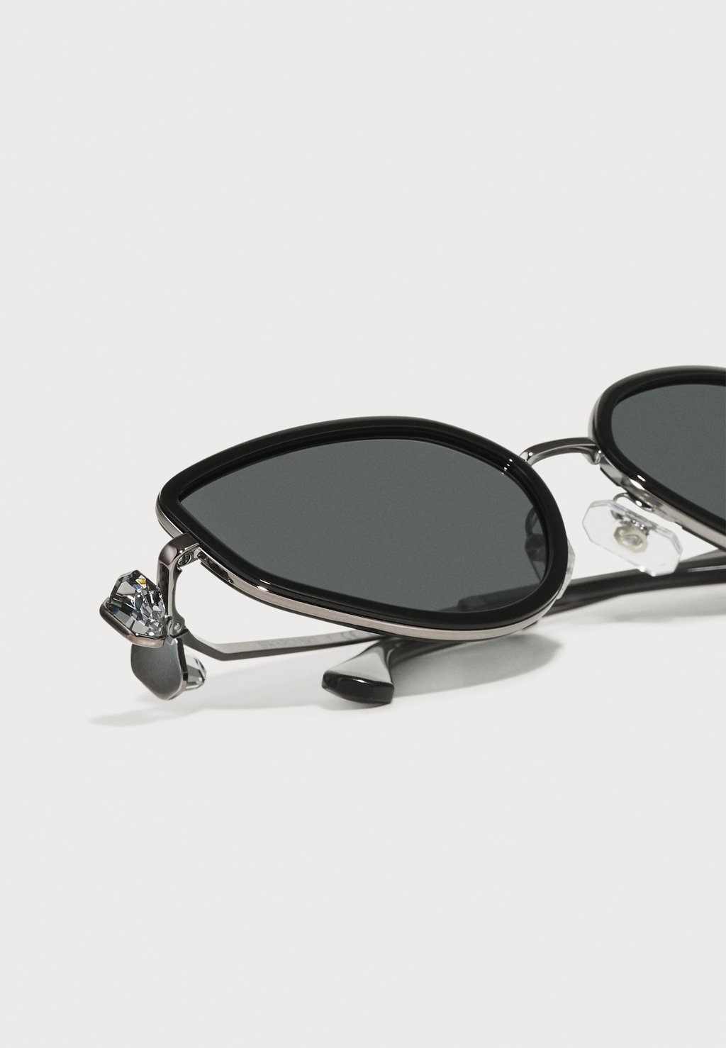 Солнцезащитные очки Swarovski, бронза
Солнцезащитные очки Swarovski, бронза