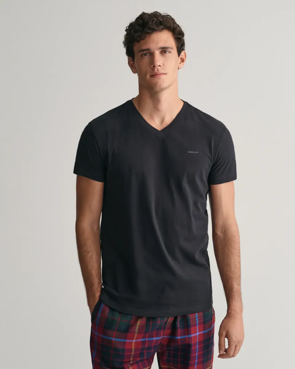 Майка Gant "V-NECK T-SHIRT 2-PACK" (в упаковке 2 шт.), с фирменной этикеткой на груди, черно-белый
Майка Gant "V-NECK T-SHIRT 2-PACK" (в упаковке 2 шт.), с фирменной этикеткой на груди, черно-белый